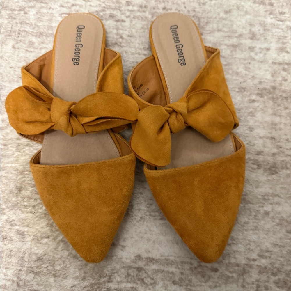 Women's Bow-Front Pointed Toe Mule in Mustard